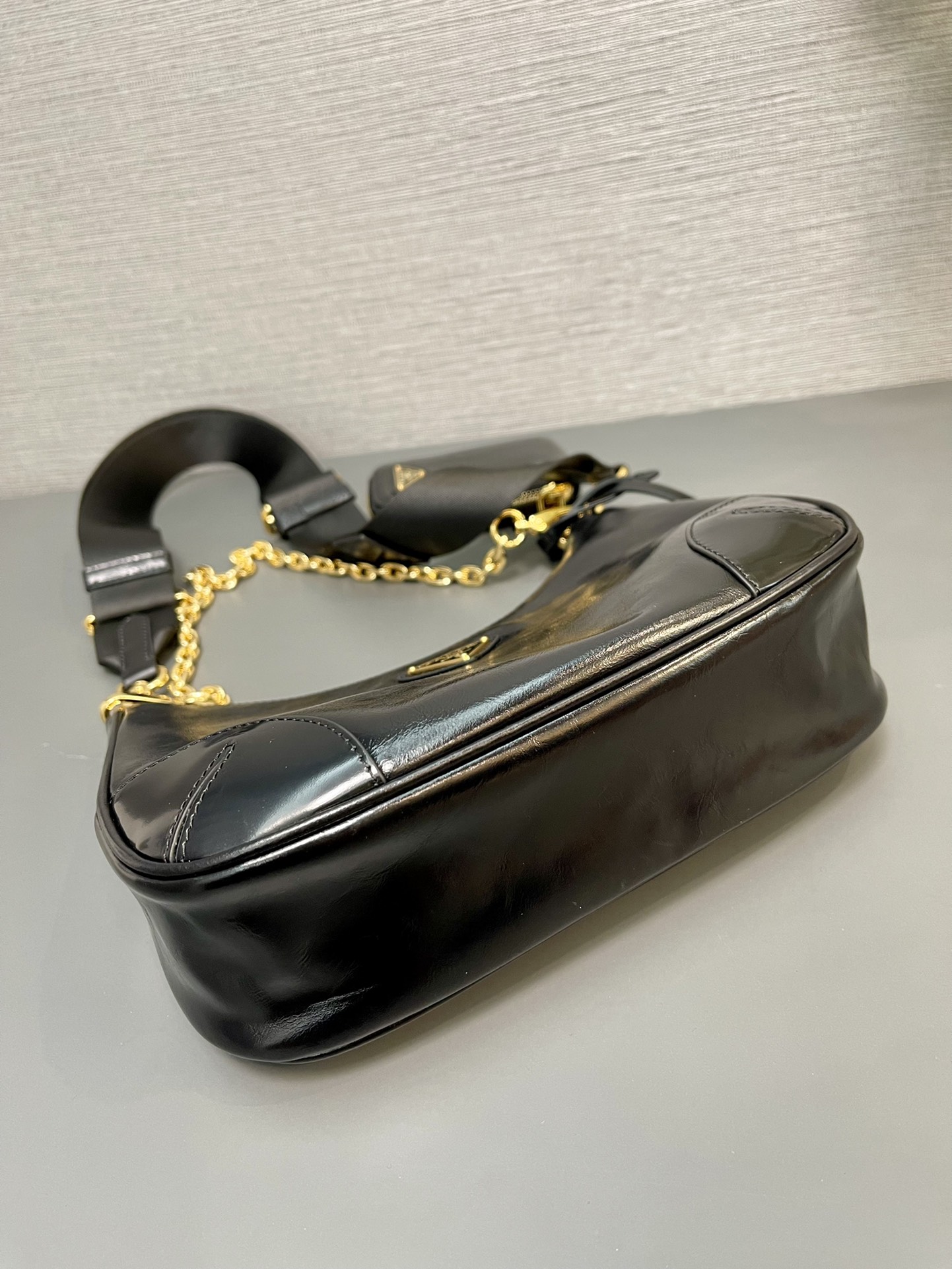 Prada Oil Wax Leather Re Edition 2005 Shoulder Bag Black 1BH204